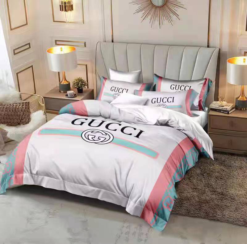 Master quality 
King size cover 6pcs set 
1 bedsheets 
1 Duvete cover 
4 pillowcases 
6 pcs set 
120 dhs🇦🇪

Zain99
♥️♥️♥️