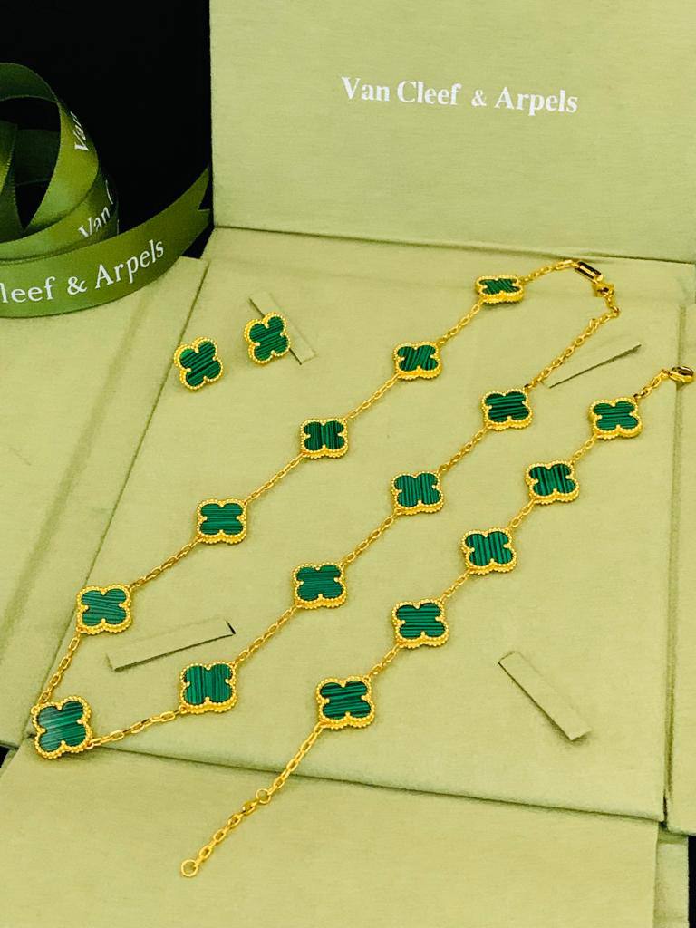 230 dhs✅ SET 
VCA
MASTER 💫✨
NECKLACE BRACELET EARRINGS
WITH BOX AND PAPER BAG🎁🛍️

Zain89
♥️♥️♥️