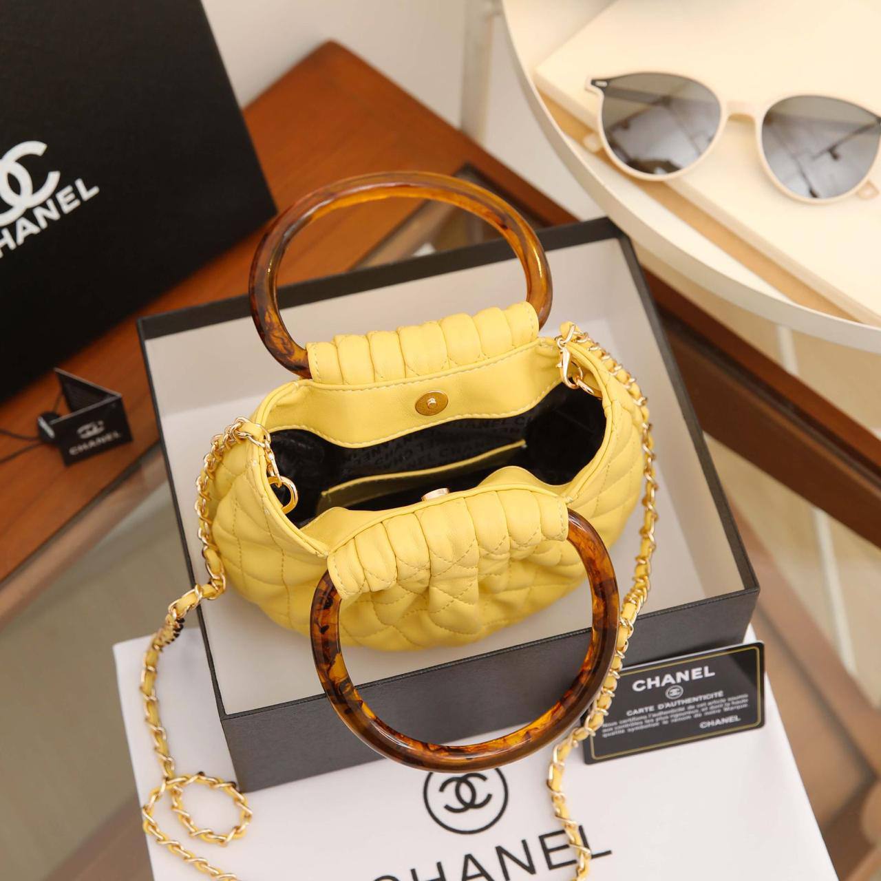 CHANEL 

NEW DESIGN 

High QUALITY 

WITH BOX 
95 dhs🇦🇪🇦🇪

Zain17
♥️♥️♥️
