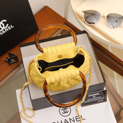 CHANEL 

NEW DESIGN 

High QUALITY 

WITH BOX 
95 dhs🇦🇪🇦🇪

Zain17
♥️♥️♥️