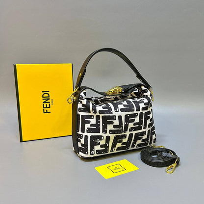 FENDI 
GOOD QUALITY 
WITH BOX
100 dhs🇦🇪🇦🇪

Zain17
♥️♥️♥️