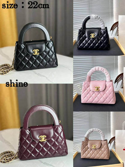 Chanel
95 dhs🪙
size：22cm

Good quality 

with box
🎁🎁🎁

Zain39
♥️♥️♥️