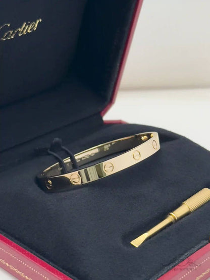 Cartier ❤️‍🔥*
Bangle 💥
Master quality 💯
With normal boxes 📦 
45 dhs🪙🖤
With master box 🗃️ 
80 dhs🪙🖤
Size available 16,17,18,19,20

Zain216
♥️♥️♥️