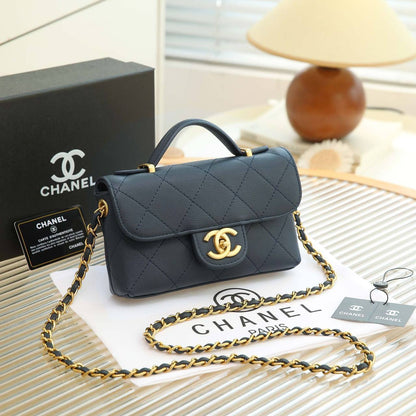 CHANEL

 GOOD QUALITY 

WITH BOX 
🎁🎁🎁

100 dhs✅

Zain39
♥️♥️♥️