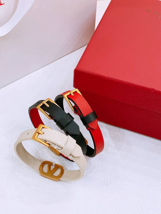 Valentino
💜*bracelet*💜
💜*Super master*💜
250 dhs🪙🖤

Zain160
♥️♥️♥️