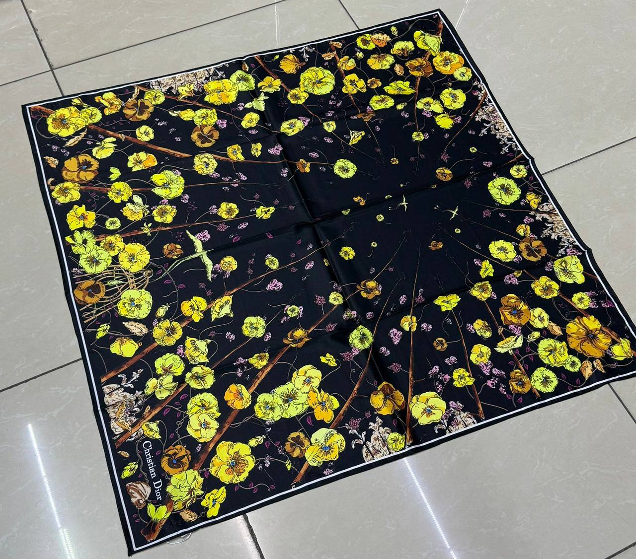 Silk square scarf 
40 dhs🪙💚

Zain93
♥️♥️♥️