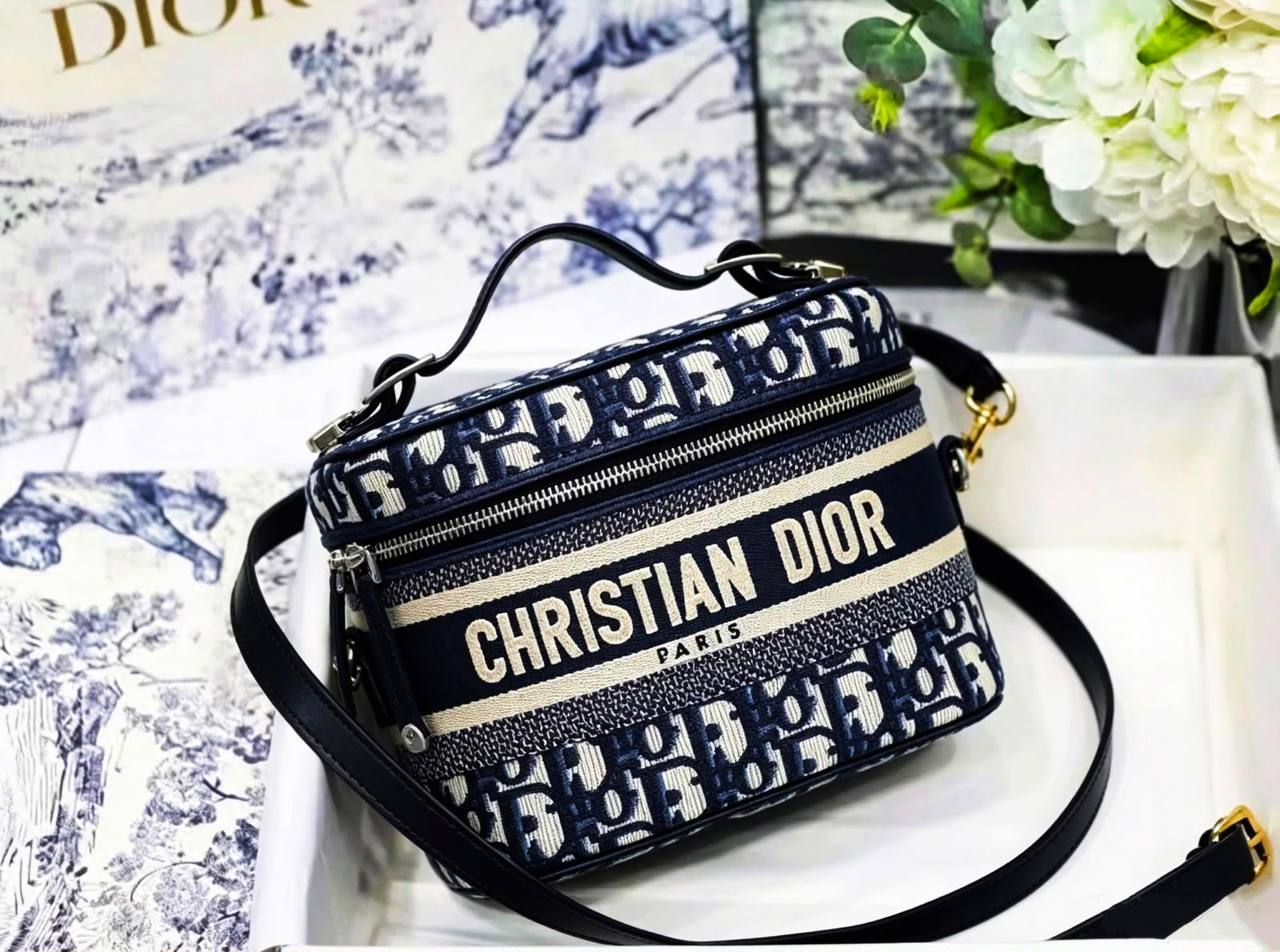 DIOR 
HIGH QUALITY 
WITH BOX 
150 dhs✅

Zain39
♥️♥️♥️