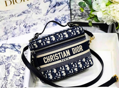 DIOR 
HIGH QUALITY 
WITH BOX 
150 dhs✅

Zain39
♥️♥️♥️