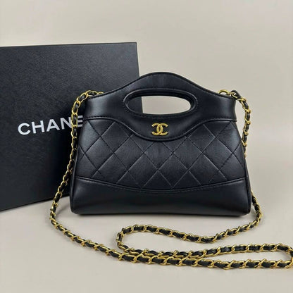Chanel
High quality
With box 
100 dhs🇦🇪🇦🇪

Zain136
♥️♥️♥️