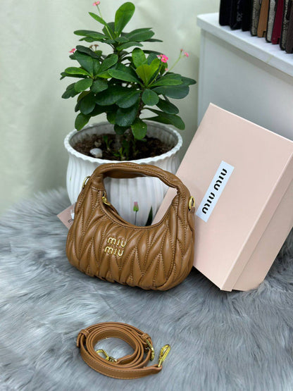 Miu Miu

with box
🎁🎁🎁

90 dhs🪙🌨️

Zain244
♥️♥️♥️