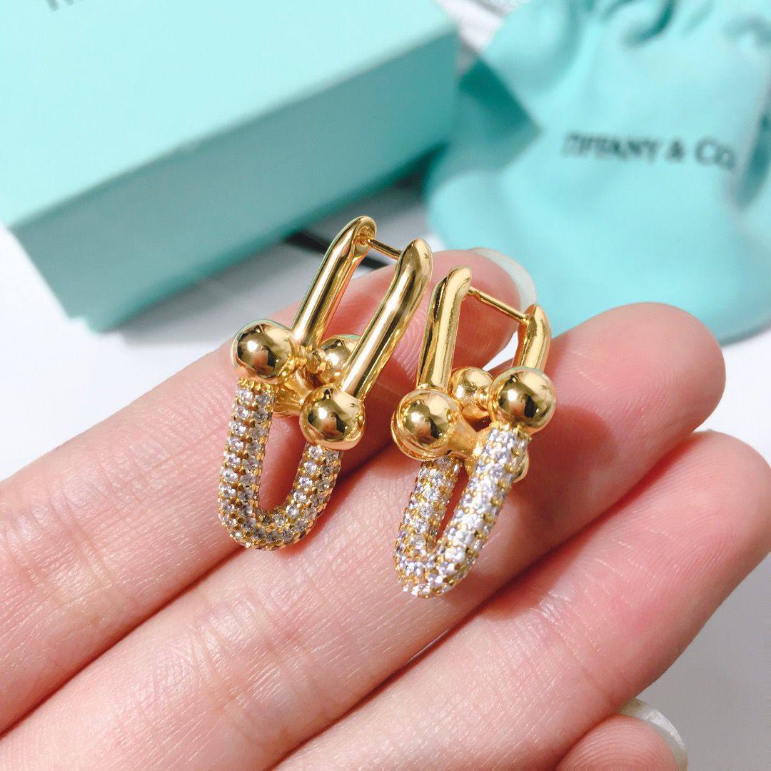 Tiffany ❤️‍🔥*
Earring💥
Master quality 💯
With normal boxes 🗃️ 
50 dhs✅
With master box 📦 
85 dhs✅

Zain216
♥️♥️♥️