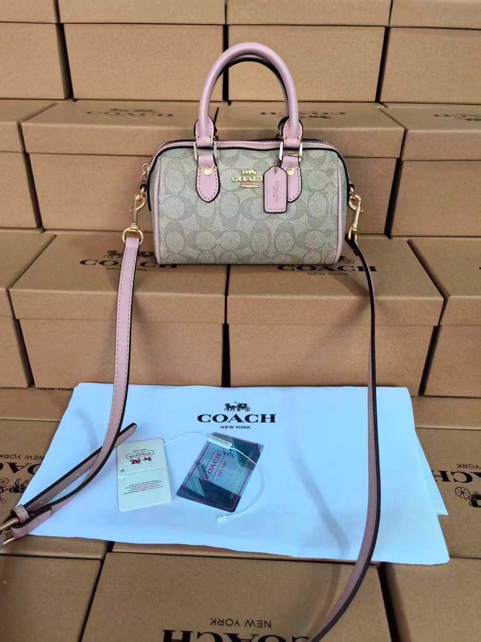 COACH 
110 dhs💓
with box 📦 
Size 20cm👈

Zain161
♥️♥️♥️
