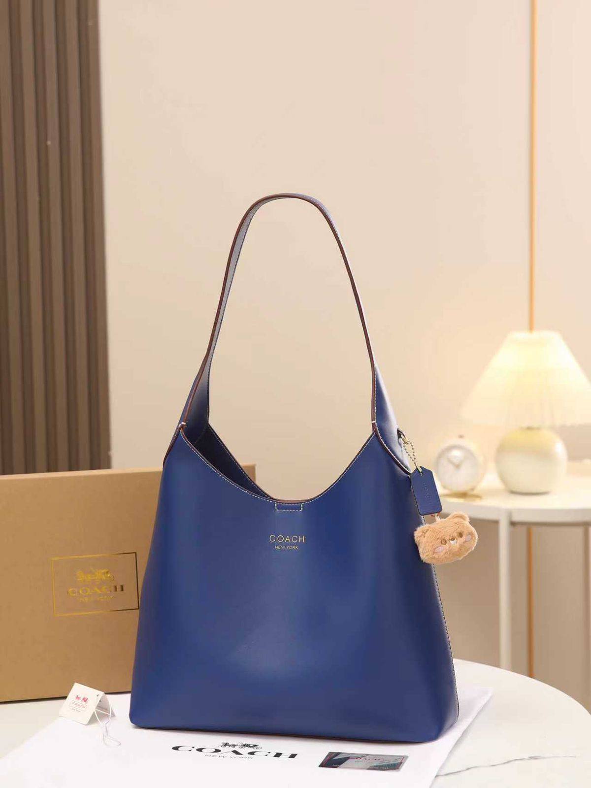 Coach 

good quality, size 34*27 cm 
95 dhs❣️

Zain12
♥️♥️♥️