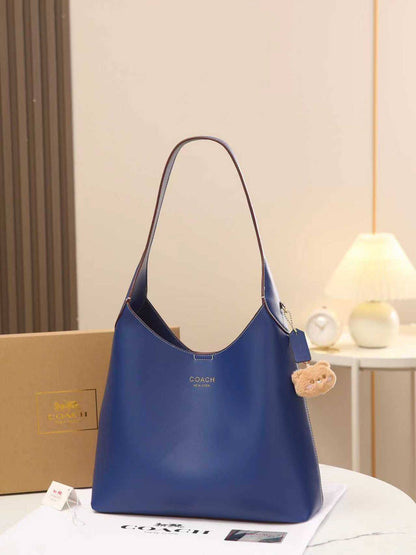 Coach 

good quality, size 34*27 cm 
95 dhs❣️

Zain12
♥️♥️♥️