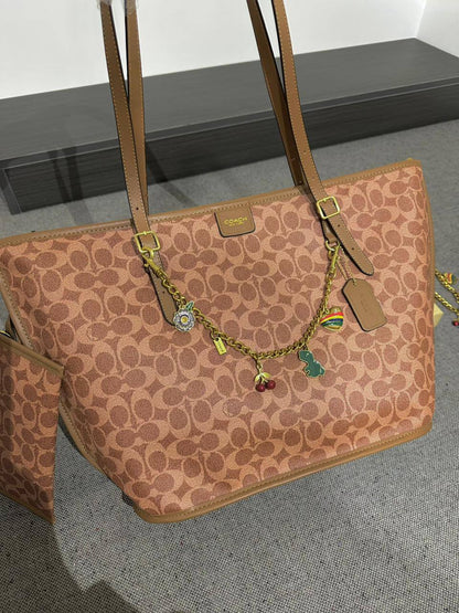 COACH
   Distribution chain
Size :   bottom34cm   
above50cm

100 dhs💓

Zain04
♥️♥️♥️