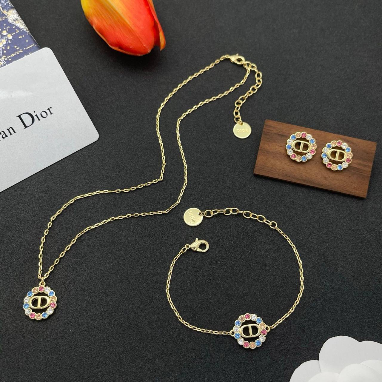 Dior Set 🍂
Necklace 
Earrings 
Bracelet 
Master Quality 💕

*120* AED normal box 📦

Zain48
♥️♥️♥️