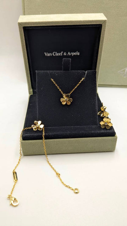 VCA
*Master Quality* 
*Necklace, Earrings & Bracelet*
180 dhs💓 with Normal Box 🎁
220 dhs💓 with Good Box 🎁
260 dhs💓 with Master Box 🎁

Zain210
♥️♥️♥️
