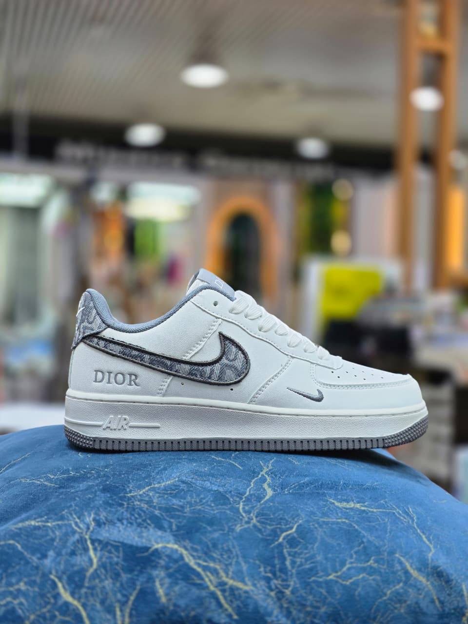 Nike
Size 40 to 44 
110 dhs🇦🇪🇦🇪

Zain27
♥️♥️♥️