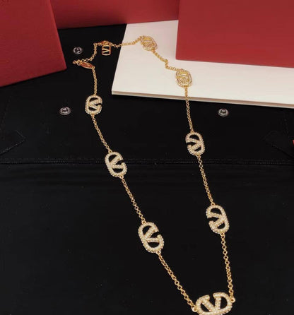 Valentino set* 🌷
Necklace 
Bracelet 
Earrings 
*Master Quality* 💕

150 dhs🪙💚 NORMAL BOX 📦
🎁🎁🎁

Zain48
♥️♥️♥️