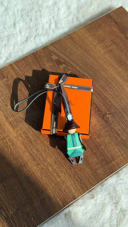 Hermes 🐎 
➡️ *Orginal* 
       *full handmade original leather*
*Artificier charm*

*320 dhs🪙* with Original *Box and Bag*🎁

Zain280
♥️♥️♥️