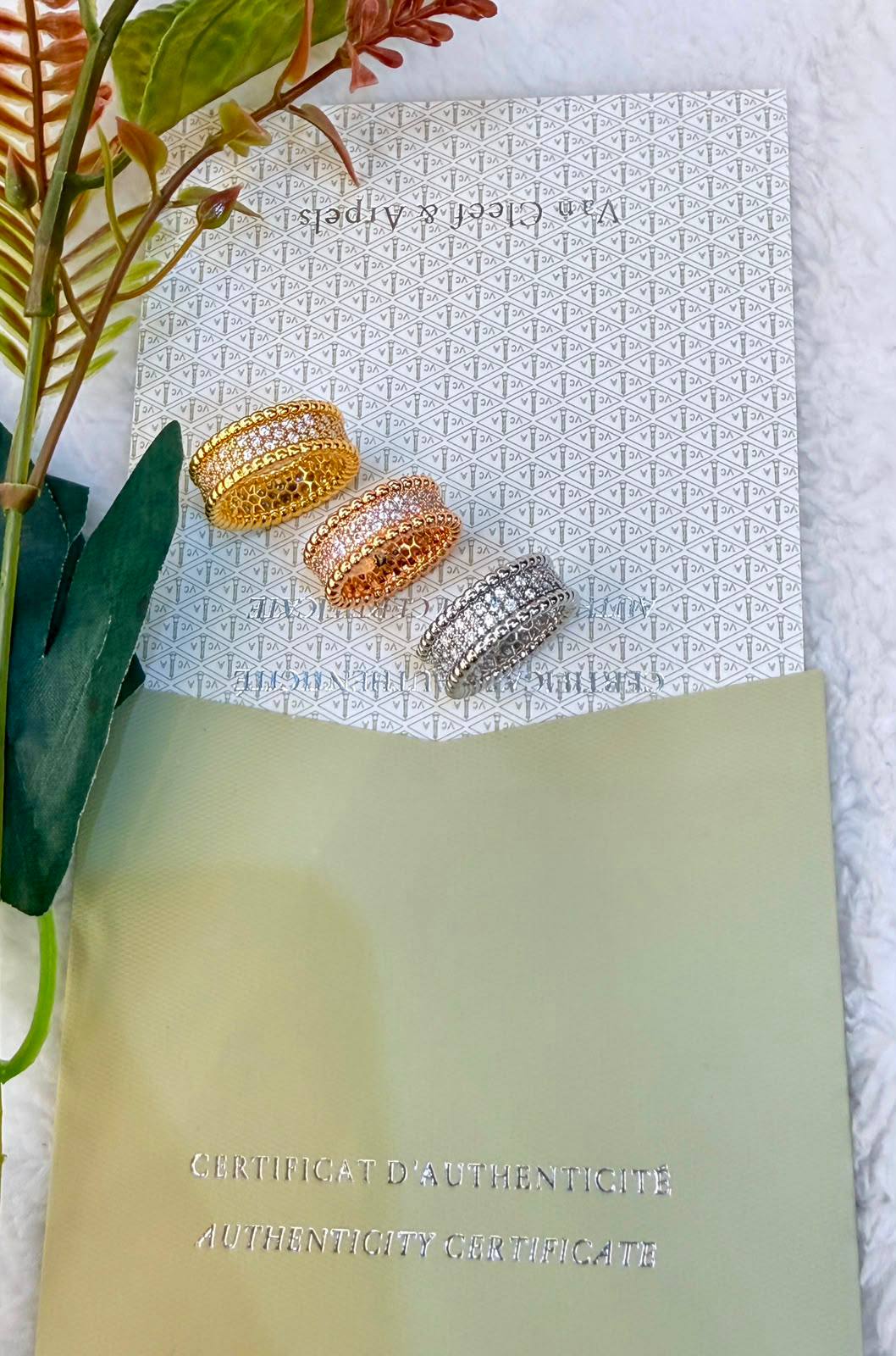 VCA
 *Perle’e Diamond, 3 rows*
Bangle and Ring 
*220 dhs🇦🇪🇦🇪*   with  *NORMAL*  Box
*260 dhs🇦🇪🇦🇪* with  *1 ORIGINAL*  Box

Zain209
♥️♥️♥️