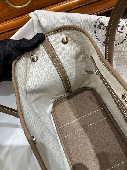 Hermes

Garden Party 30

Size: 13 x 21 x 30cm
Tote / Everyday Bag

For Price 👇 WhatsApp✅
0568585901 
0507557372
0552275751 Owner Zain 👌

Zain325 
♥️♥️♥️