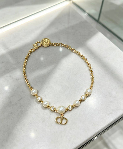 Dior 
Necklace ✨
Bracelet 🦋
Master quality 💯
With normal boxes 📦 
105 dhs🇦🇪🇦🇪

With master box 🗃️ 
130 dhs🇦🇪🇦🇪

Zain216
♥️♥️♥️