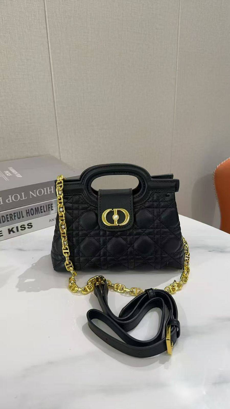 Dior
110 dhs🗽

with box 
🎁🎁🎁

20/14/8

Zain07
♥️♥️♥️