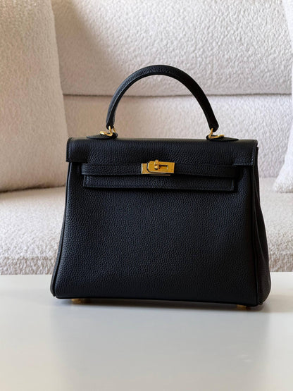 Hermes

kelly 25cm💕

master quality😍with box❤️
🎁🎁🎁

400 dhs❤️💚❤️

Zain52
♥️♥️♥️