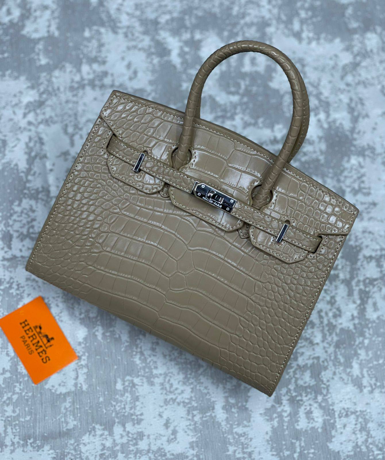 Hermes
115 dhs❣️
Size 25 cm.

Zain175
♥️♥️♥️
