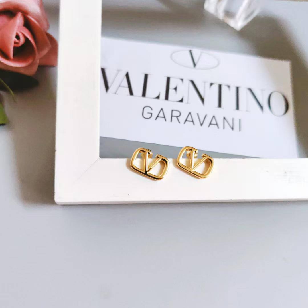 valntino🦋*
Necklace ❤️
Earring ❣️
Bracelet ❤️‍🔥
Master quality 💯
With normal boxes 📦 
115 dhs🪙💚

Zain216
♥️♥️♥️