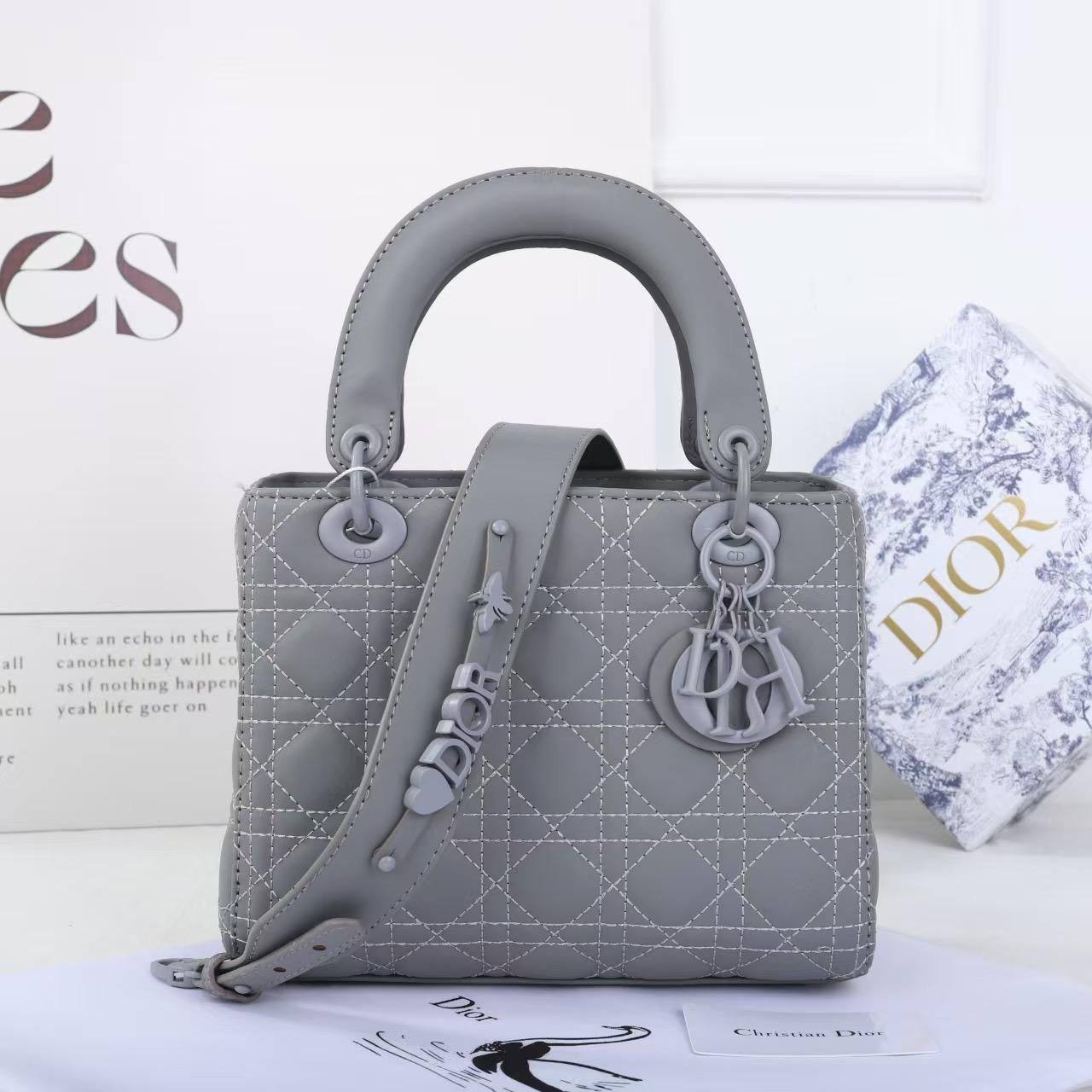 DIOR 
 GOOD QUALITY 
120 dhs✅
SIZE: 24cm

Zain39
♥️♥️♥️