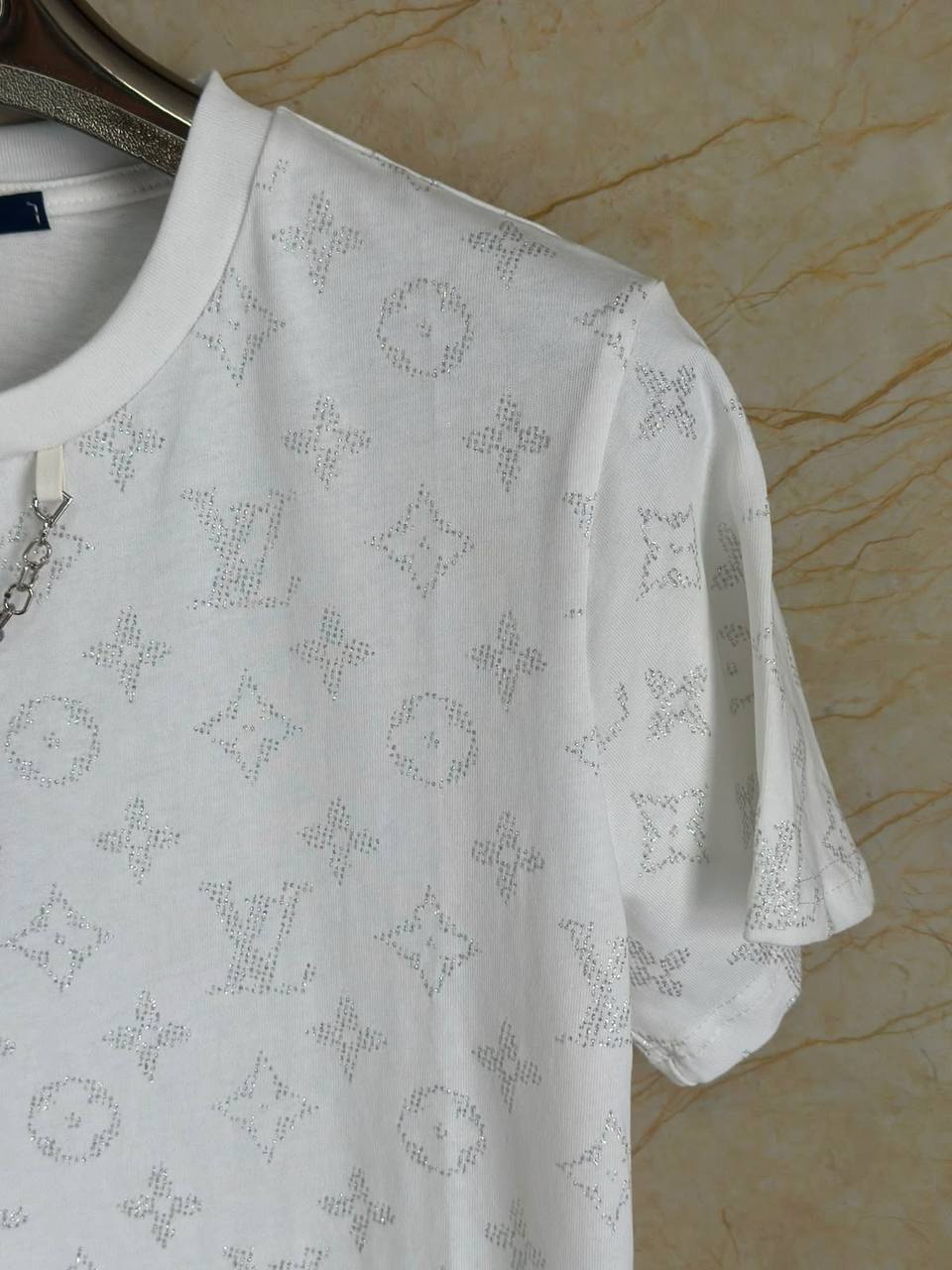 LV
Women’s Tshirt 
Master Quality 
SML
250 dhs🇦🇪🇦🇪

Zain176
♥️♥️♥️