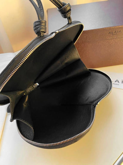 Alaia Le Cœur bag
*Size 21 cm*
For Price 👇 WhatsApp✅
0568585901 
0507557372
0552275751 Owner Zain 👌

Zain274
♥️♥️♥️