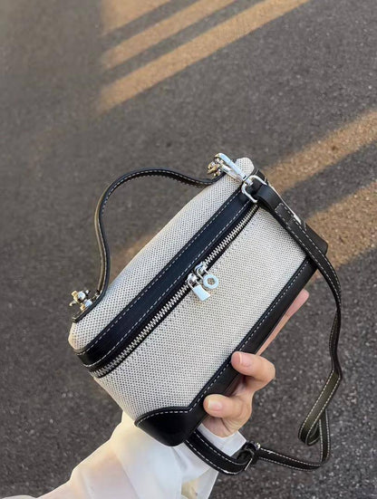 Loro Piana
90 dhs🪙🌨️
SIZE：19cm
Good quality 

with box
🎁🎁🎁

Zain35
♥️♥️♥️