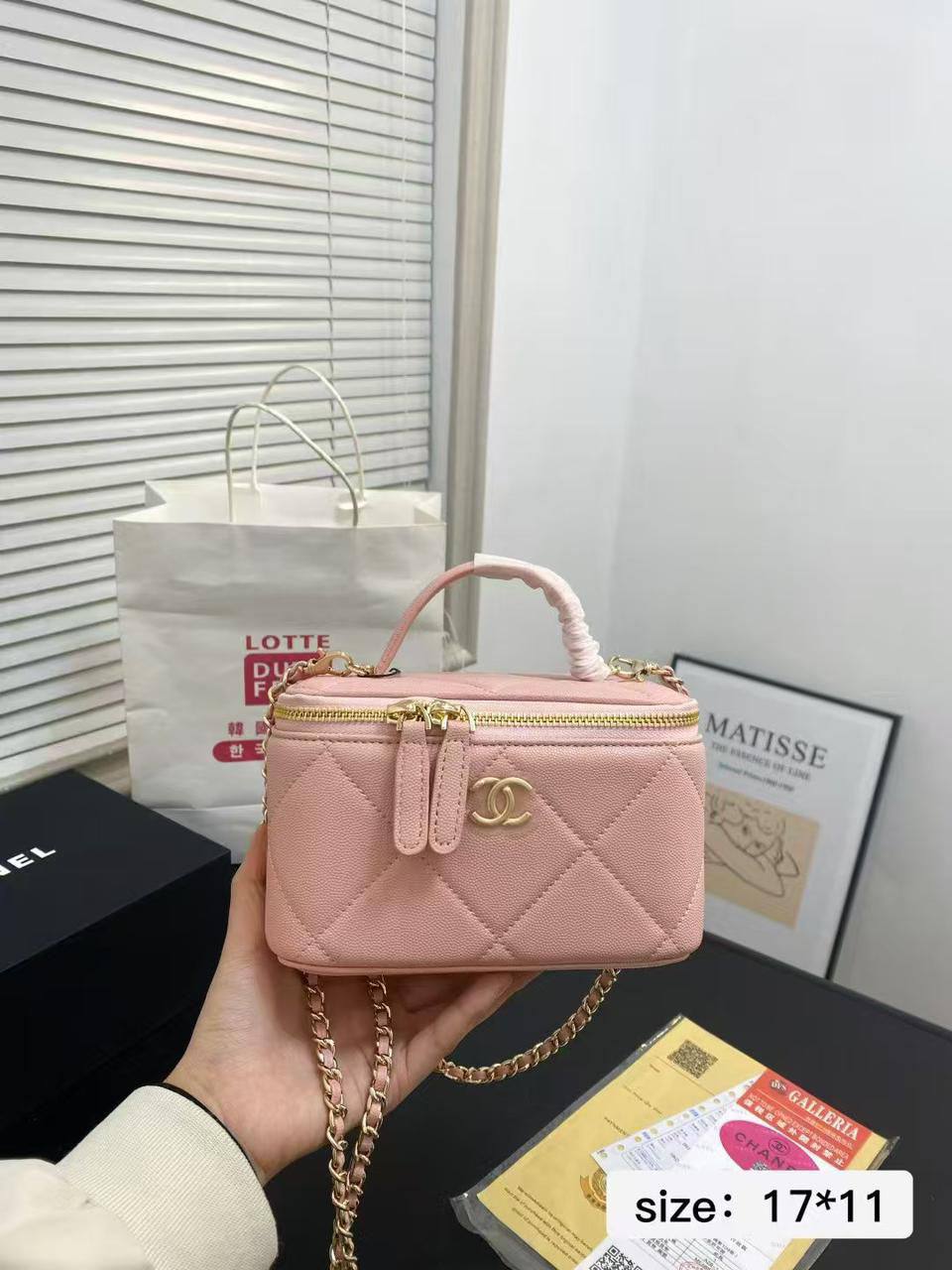 Chanel 
Master
240 dhs✅
#17cm🩷🩷🙋‍♂️
#with box

Zain228
♥️♥️♥️