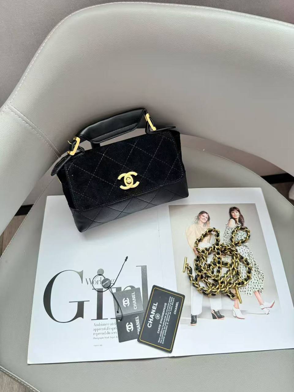 Chanel 
Best quality 

with box’s 
🎁🎁🎁

100 dhs✅

size 20 cm

Zain290
♥️♥️♥️