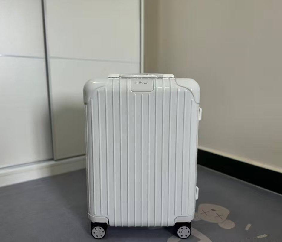 Rimowa Essential 
new came master quality 
480 dhs🌺

Zain39
♥️♥️♥️