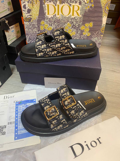 Dior

Size 40 To 45
115 dhs💓

Zain120
♥️♥️♥️