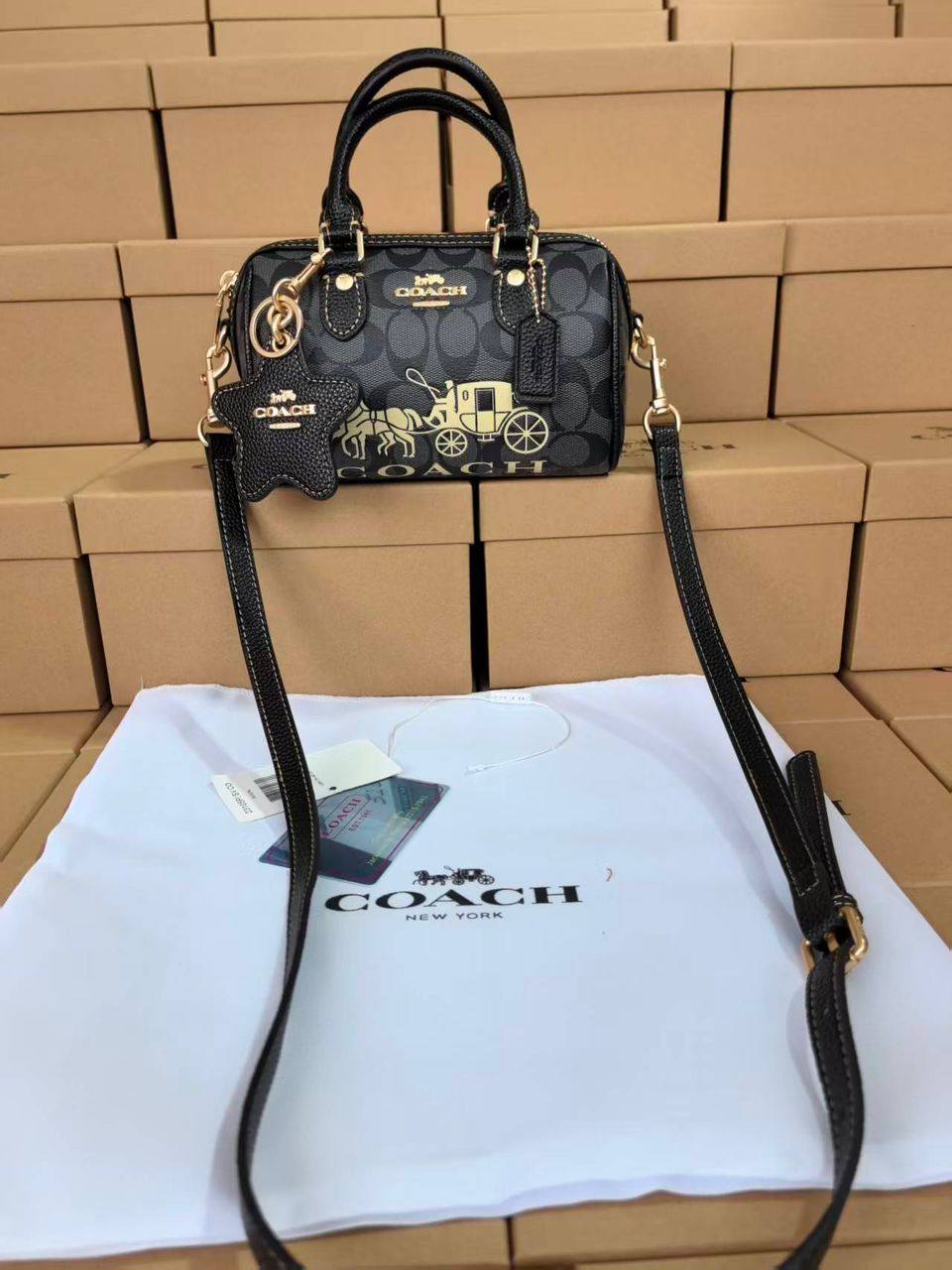 Coach
100 dhs✅
SIZE：17cm
good-quality
 with box

Zain35
♥️♥️♥️
