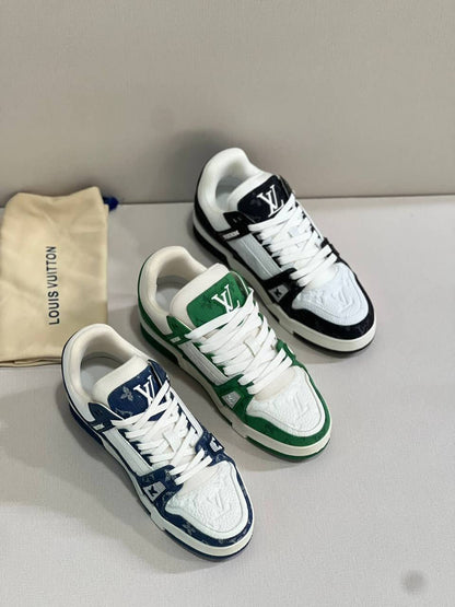 LOUIS VUITTON 
SUPER MASTER 
40-46
600 dhs🪙🖤

Zain43
♥️♥️♥️