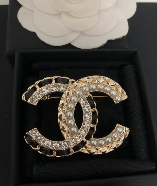 CHANEL❤️‍🔥*
BROOSH🦋
Master quality 💯
With normal boxes 📦 
50 dhs❣️
With master box 🗃️ 
60 dhs❣️

Zain216
♥️♥️♥️