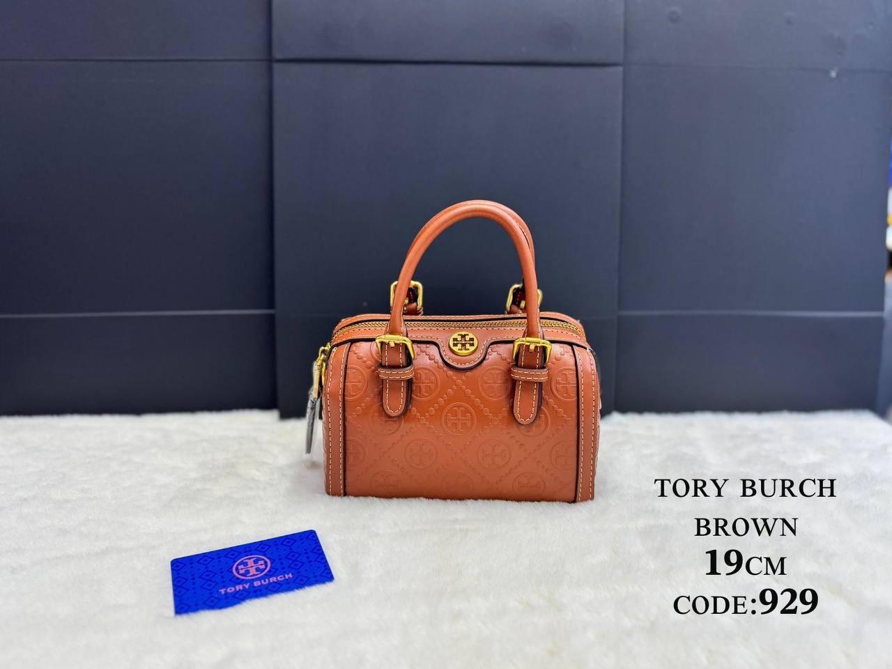 Tory Burch
ᴍɪɴɪ ʙᴀʀʀᴇʟ ʙᴀɢ 
ᴛᴏᴘ ʜᴀɴᴅʟᴇ ᴄʀᴏssʙᴏᴅʏ ʙᴀɢ

ᴡɪᴛʜʙᴏx
🎁🎁🎁

ʟᴇᴀᴛʜᴇʀ 
sɪᴢᴇ:19ᴄᴍ
90 dhs🪙🖤

Zain56
♥️♥️♥️
