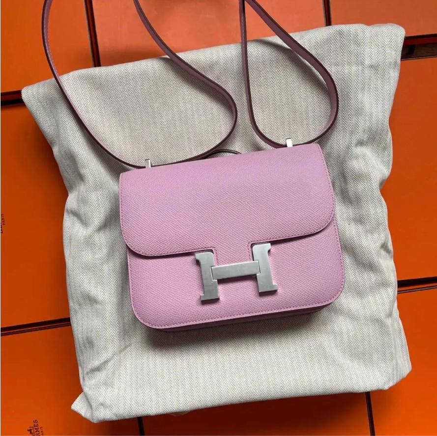 Hermes
100 dhs✅
with box
🎁🎁🎁

size
Small 19×6×15cm
Medium 24×6×17cm

Zain42
♥️♥️♥️