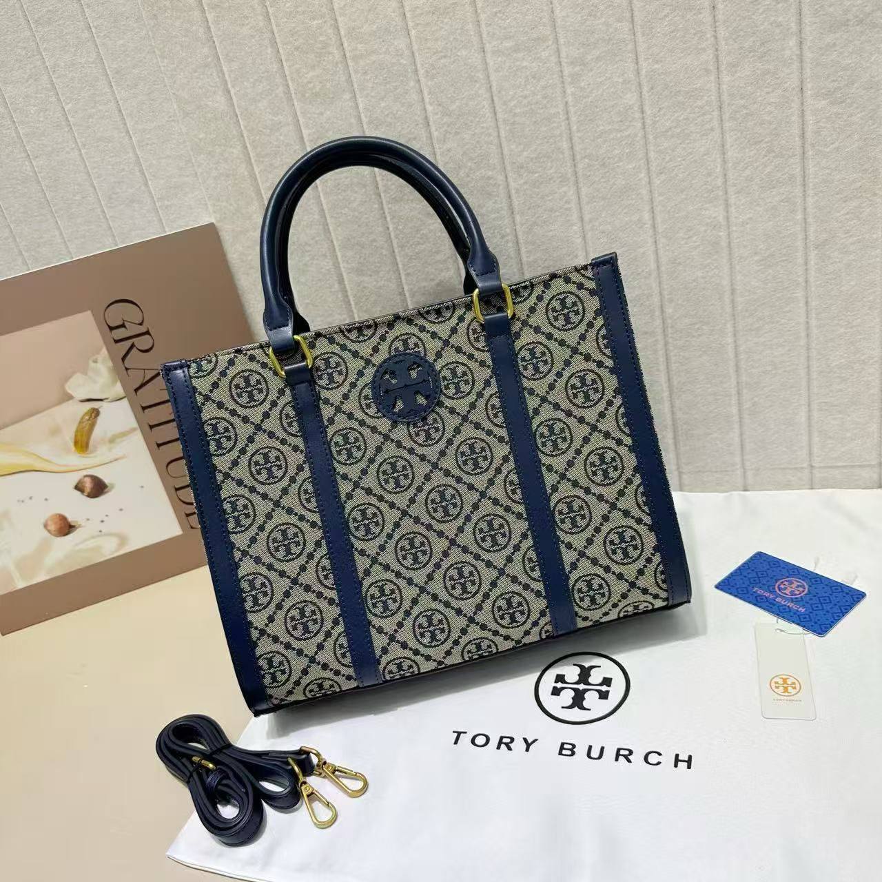 TORY BURCH 

GOOD QUALITY
100 dhs✅

Zain39
♥️♥️♥️