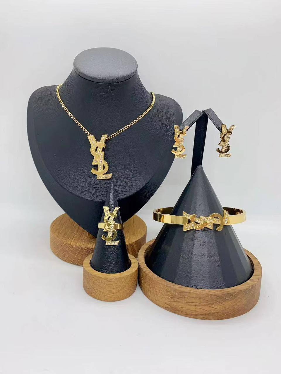 Accessories Set
50 dhs🇦🇪🇦🇪

Zain45
♥️♥️♥️