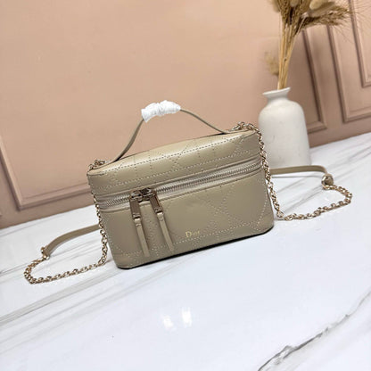 Dior
Master✅✅
270 dhs🇦🇪🇦🇪
#19cm🥰🥰

Zain228
♥️♥️♥️