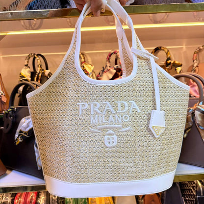 PRADA 
NEW CAME 
GOOD QUALITY 
100 dhs🪙🌨️
SIZE: 28cm 

Zain39
♥️♥️♥️
