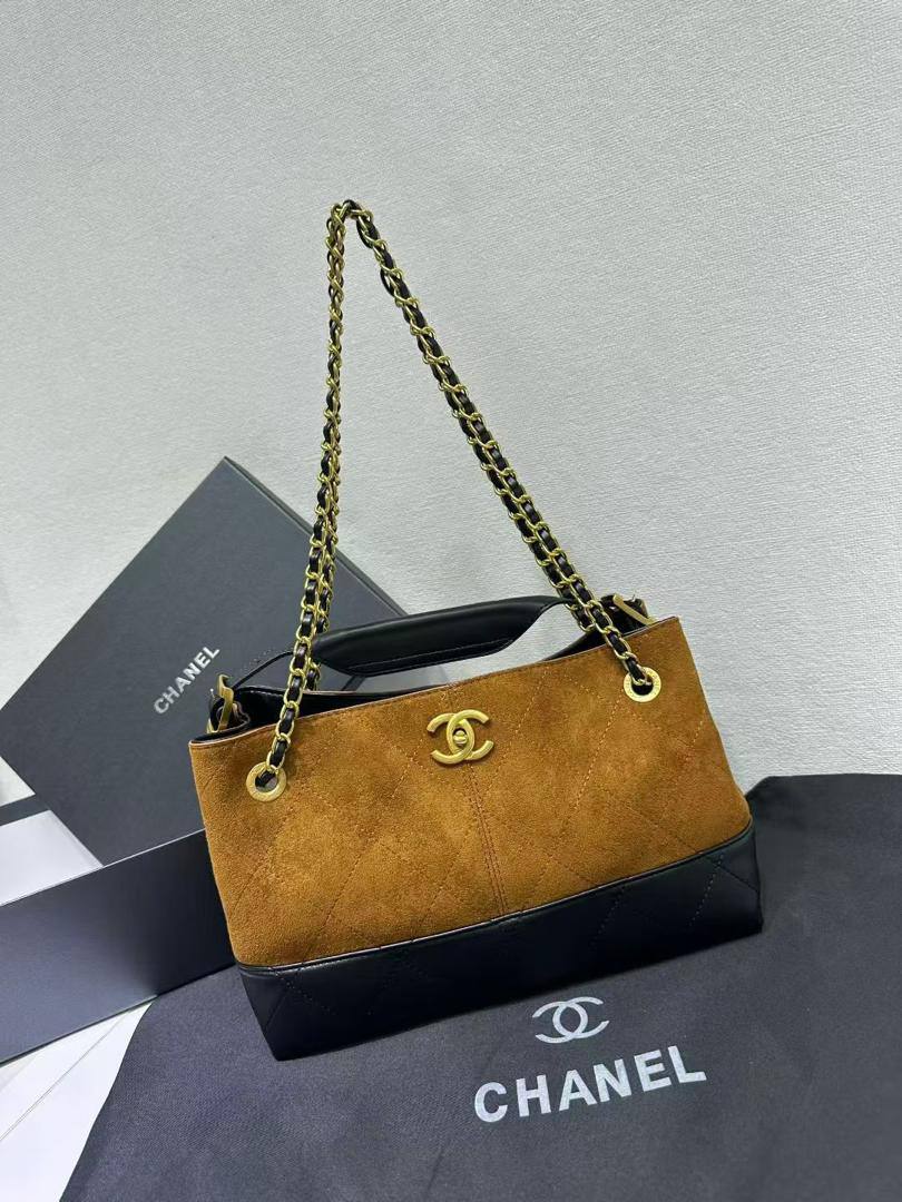 Chanel
95 dhs🪙🌨️
size 30cm

Zain26
♥️♥️♥️