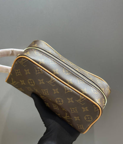 Men bags

Good quality 

with box 
80 dhs🇦🇪

Zain186
♥️♥️♥️